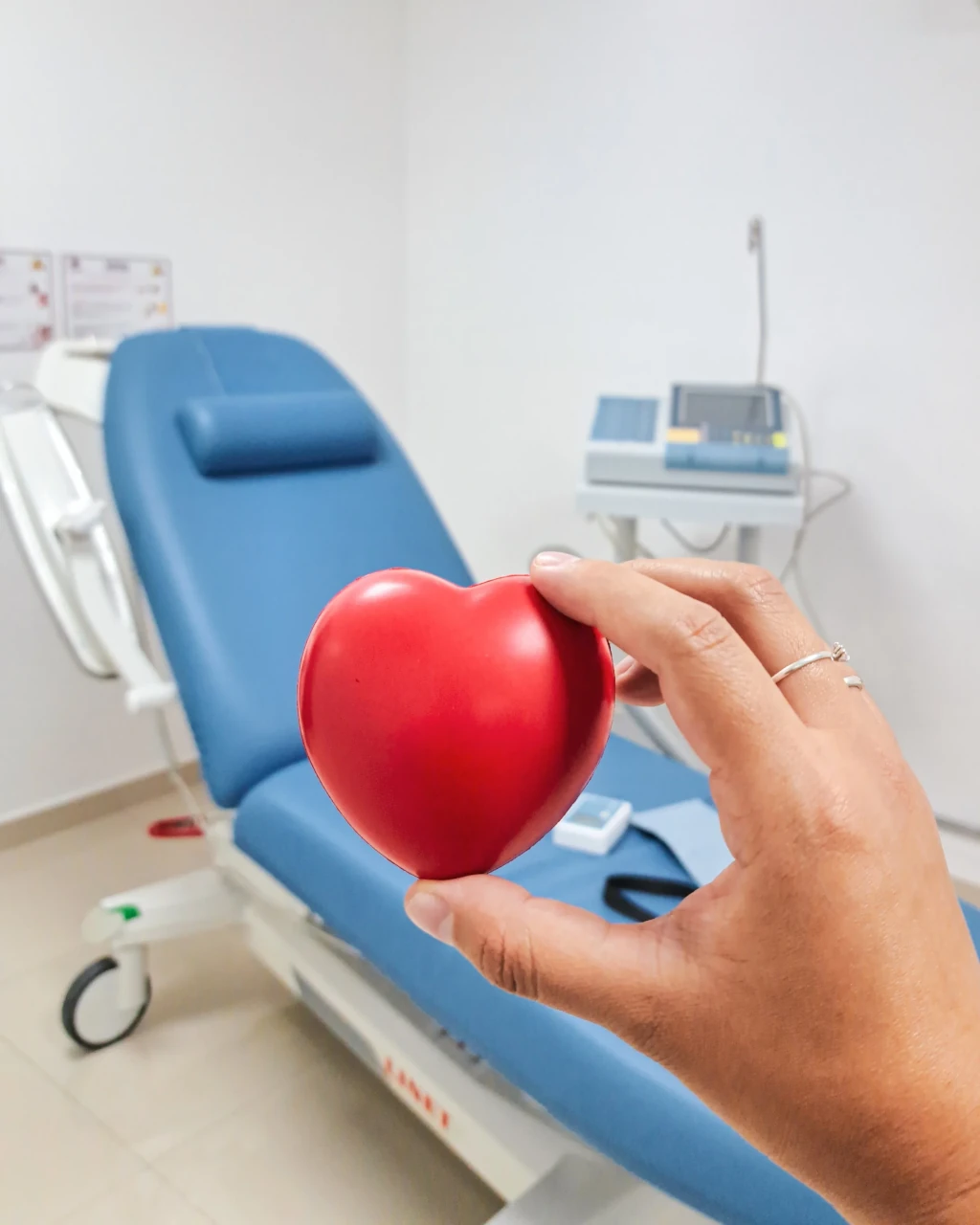 Ecocardiograma con contraste salino Bubble Study — especialista evaluando corazón mediante ultrasonido en Medimanage Research CDMX