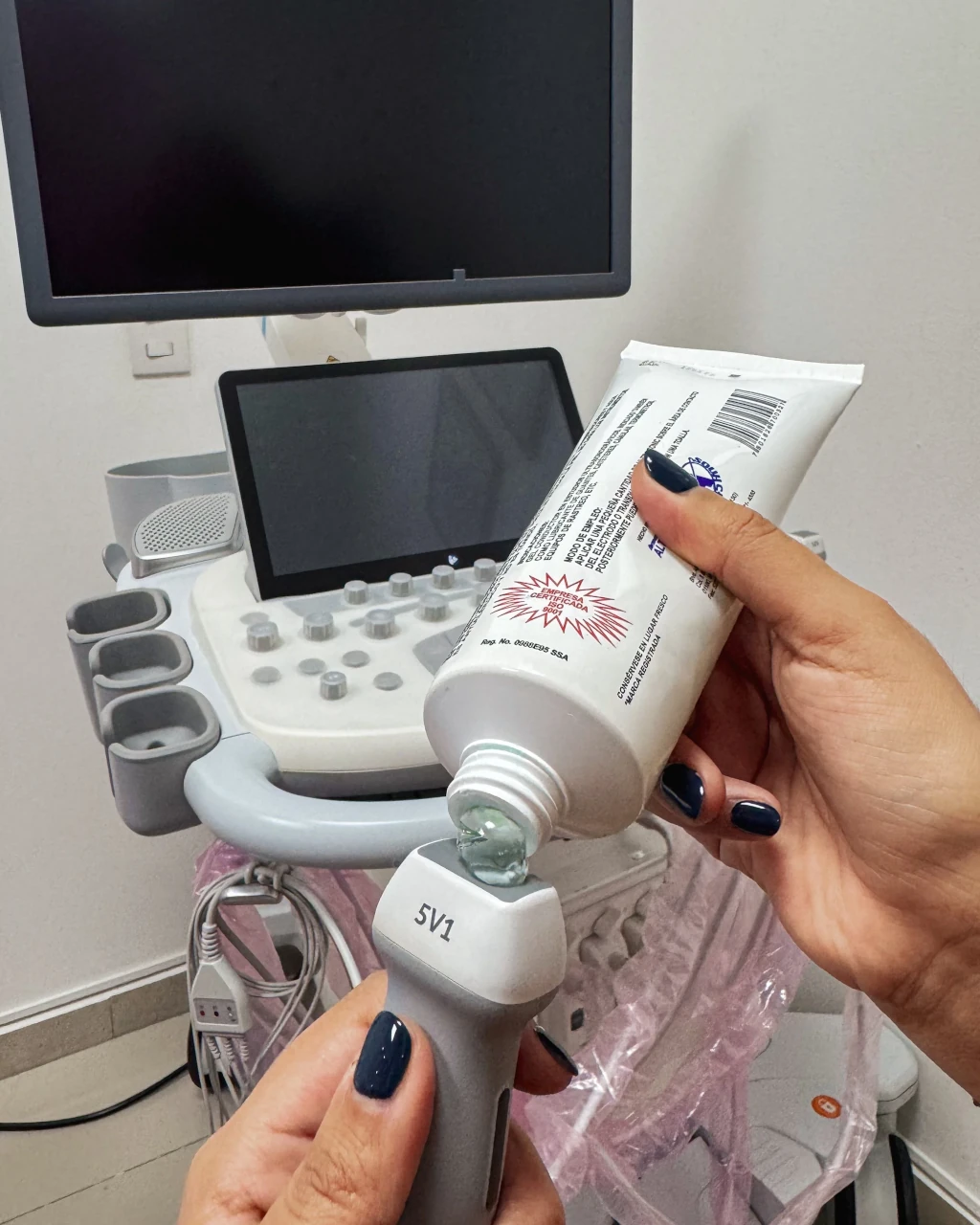 Ecocardiograma con contraste — especialista evaluando imagen cardíaca con microburbujas en Medimanage Research CDMX