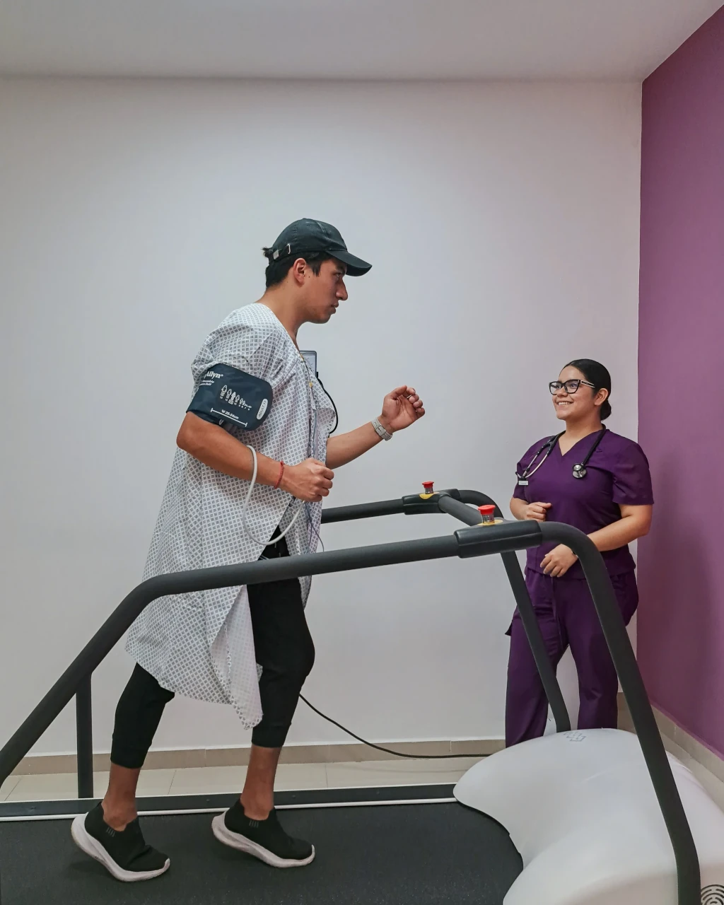 Prueba de esfuerzo en banda caminadora — paciente caminando en treadmill con electrodos ECG y monitoreo de presión arterial en Medimanage Research Tlalpan CDMX